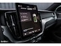 Volvo XC60 2.0 T8 Plug-in hybrid AWD Plus Black Edition Long Range | Zwenkbare trekhaak | Harman Kardon | Adaptieve cruise | Panorama dak | Nieuw |
