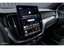 Volvo XC60 2.0 T8 Plug-in hybrid AWD Plus Black Edition Long Range | Zwenkbare trekhaak | Harman Kardon | Adaptieve cruise | Panorama dak | Nieuw |