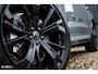 Volvo XC60 2.0 T8 Plug-in hybrid AWD Plus Black Edition Long Range | Zwenkbare trekhaak | Harman Kardon | Adaptieve cruise | Panorama dak | Nieuw |