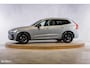 Volvo XC60 2.0 T8 Plug-in hybrid AWD Plus Black Edition Long Range | Zwenkbare trekhaak | Harman Kardon | Adaptieve cruise | Panorama dak | Nieuw |