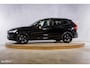 Volvo XC60 2.0 T8 Plug-in hybrid AWD Plus Black Edition Long Range | Zwenkbare trekhaak | Harman Kardon | Adaptieve cruise | Panorama dak | Nieuw |