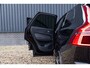 Volvo XC60 2.0 T8 Plug-in hybrid AWD Plus Black Edition Long Range | Zwenkbare trekhaak | Harman Kardon | Adaptieve cruise | Panorama dak | Nieuw |