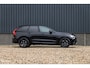 Volvo XC60 2.0 T8 Plug-in hybrid AWD Plus Black Edition Long Range | Zwenkbare trekhaak | Harman Kardon | Adaptieve cruise | Panorama dak | Nieuw |