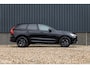 Volvo XC60 2.0 T8 Plug-in hybrid AWD Plus Black Edition Long Range | Zwenkbare trekhaak | Harman Kardon | Adaptieve cruise | Panorama dak | Nieuw |