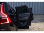 Volvo XC60 2.0 T8 Plug-in hybrid AWD Plus Black Edition Long Range | Zwenkbare trekhaak | Harman Kardon | Adaptieve cruise | Panorama dak | Nieuw |