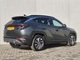 Hyundai Tucson 1.6 T-GDI MHEV Comfort Smart Handgeschakeld / Fabrieksgarantie tot 01-2027 / Dealer onderhouden / Elektrische klep / Stuur- en stoelverwarming / Apple Carplay Android / Navigatie / Trekgewicht 1.650 kg / Achteruitrijcamera / Draadloze telefoon lader / Cruise control / Keyless Entry/Start /
