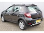 Dacia Sandero 0.9-90pk TCe Stepway Lauréate. Keurige goed onderhouden Dacia. Afkomstig van 1e eig. ! Slechts 91.500km ! Airco, cruise control, navigatie, telefoonvoorb., parkeersensoren achter, dakrails etc.