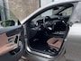 Mercedes-Benz CLA 180 Star Edition AMG | Night Pakket | Panoramadak | Bruin Interieur | Dodehoekassistent | Apple CarPlay | Android Auto | Sfeerverlichting | Stoelverwarming | Parkeersensoren | Achteruitrijcamera | Elektrisch Inklapbare Buitenspiegels