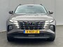 Hyundai Tucson 1.6 T-GDI PHEV Comfort Smart 4WD / Vaste Trekhaak 13-polig (Trekgewicht 1.350kg) / Achteruitrijcamera / Stuur- en Stoelverwarming / Climate Control / Adaptieve Cruise Control / Apple Carplay & Android Auto / Keyless Entry & Start / Navigatie full map / Elektrische Achterklep