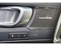 Volvo EX40 Performance Ultra Black Edition 82 kWh - Panorama/schuifdak - IntelliSafe Assist & Surround - 360º Camera - Harman/Kardon audio - Verwarmde voorstoelen, stuur & achterbank - Parkeersensoren voor & achter - Elektr. bedienb. voorstoelen met geheugen links - Draadloze tel. lader - Warmtepomp - Extra getint glas - Elektr. inklapbare trekhaak - 20' LMV