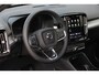 Volvo XC40 B4 Automaat Plus Black Edition | Verwarmbare voorstoelen | Verwarmbaar stuurwiel | Premium audio by Harman Kardon | Verwarmbaar voorruit | Panoramadak | Rondom zichtcamera | 20 inch Lichtmetalen velgen | Alarmklasse 3