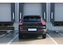 Volvo XC40 B4 Automaat Plus Black Edition | Verwarmbare voorstoelen | Verwarmbaar stuurwiel | Premium audio by Harman Kardon | Verwarmbaar voorruit | Panoramadak | Rondom zichtcamera | 20 inch Lichtmetalen velgen | Alarmklasse 3