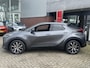 Toyota C-HR / C-HR+ 1.8 Hybrid 140 FIRST EDITION STOEL/STUURVERW EL-ACHTERKLEP BLIND SPOT KEYLESS 18'' LM-VELGEN PRIVACY GLASS LED NAVI APPLE/ANDROID CAMERA