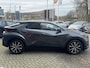 Toyota C-HR / C-HR+ 1.8 Hybrid 140 FIRST EDITION STOEL/STUURVERW EL-ACHTERKLEP BLIND SPOT KEYLESS 18'' LM-VELGEN PRIVACY GLASS LED NAVI APPLE/ANDROID CAMERA