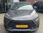 Toyota C-HR / C-HR+ 1.8 Hybrid 140 FIRST EDITION STOEL/STUURVERW EL-ACHTERKLEP BLIND SPOT KEYLESS 18'' LM-VELGEN PRIVACY GLASS LED NAVI APPLE/ANDROID CAMERA