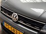 Volkswagen Tiguan 1.4 TSI Highline Sport 150Pk Automaat (PANORAMADAK, APPLE CARPLAY, GROOT NAVI, KEYLESS, STOELVERWARMING, ALCANTARA, PARKEERSENSOREN, GETINT GLAS, NIEUWE APK, NIEUWSTAAT)