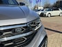 Volkswagen T-Roc 1.5 TSI 150pk DSG R-Line / Black style / Afneembare Trekhaak / Voorstoelen Verwarmbaar / App. Connect / 18'' LMV