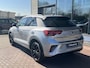Volkswagen T-Roc 1.5 TSI 150pk DSG R-Line / Black style / Afneembare Trekhaak / Voorstoelen Verwarmbaar / App. Connect / 18'' LMV