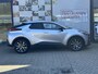 Toyota C-HR / C-HR+ 1.8 HYBRID 140 FIRST-EDITION ANDROID/APPLE STOEL/STUURVERW. P-SENSOREN EL-ACHTERKLEP DODEHOEK NAVI
