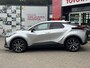 Toyota C-HR / C-HR+ 1.8 HYBRID 140 FIRST-EDITION ANDROID/APPLE STOEL/STUURVERW. P-SENSOREN EL-ACHTERKLEP DODEHOEK NAVI