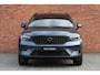 Volvo XC40 B4 Plus Black Edition | Panoramisch schuif-/kanteldak | Elektrisch verstelbare voorstoelen met geheugenfunctie | 360 graden camera | Extra getint glas achter | Premium audio by Harman Kardon | Dak in contrasterende kleur Black Stone | Stoel- / stuurwielverwarming | 20 inch. lichtmetalen velgen | Adaptieve cruise control | BLIS