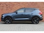 Volvo XC40 B4 Plus Black Edition | Panoramisch schuif-/kanteldak | Elektrisch verstelbare voorstoelen met geheugenfunctie | 360 graden camera | Extra getint glas achter | Premium audio by Harman Kardon | Dak in contrasterende kleur Black Stone | Stoel- / stuurwielverwarming | 20 inch. lichtmetalen velgen | Adaptieve cruise control | BLIS