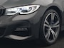 BMW 3-Serie Touring 330e M Sport PHEV 293pk Dealer O.H. | Trekhaak Af Fabriek | Head Up | Adaptive Cruise | Laser LED | Harman / Kardon | Camera | Adaptief Onderstel | Alcantara Sportstoelen Verwarmd | Keyless | Blis | Sfeerverlichting | Dravitgrau metallic | Plug In Hybrid