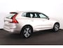 Volvo XC60 T6 Plug-in hybrid AWD Essential Edition Bright Panorama/schuifdak - IntelliSafe Assist - Parkeercamera achter - Verwarmde voorstoelen, stuur & achterbank - Parkeersensoren voor & achter - Draadloze tel. lader - Standkachel - Elektr. inklapbare trekhaak - 18' LMV