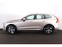 Volvo XC60 T6 Plug-in hybrid AWD Essential Edition Bright Panorama/schuifdak - IntelliSafe Assist - Parkeercamera achter - Verwarmde voorstoelen, stuur & achterbank - Parkeersensoren voor & achter - Draadloze tel. lader - Standkachel - Elektr. inklapbare trekhaak - 18' LMV