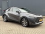 Toyota C-HR / C-HR+ 1.8 Hybrid 140 First Edition / Fabrieksgarantie tot 10 jaar mogelijk / Stuur-, stoel- en voorruitverwarming / Navigatie / Camera / Climate Control / Apple Carplay/Android auto / 18" LM wielen /