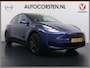 Tesla Model Y RWD 300pk Trekhaak SOH 92% Warmtepomp LFP-Accu Leer Lmv Camera's Panoramadak Adap.Cruise Navi Ecc Autopilot Stoel+Stuur+Achterbank Verwarming Elek.Achterklep Dodehoek detector Draadloze telefoonlader 1e Eigenaar 1.600KG Trekgewicht Fabrieksgarantie op Motor en Accu tot 22-04-2032/160.000km