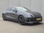 Hyundai Ioniq 6 First Edition AWD 77.4 kWh Automaat / Accu SOH 100% / Dealer onderhouden / Fabrieksgarantie tot 02-2028 / WLTP bereik 519 km bereik stad 658 km / CCS snellader / Trekgewicht 1500 kg / Elektrische achterklep / Glazen schuif- en kanteldak / Stuur- Stoel & Achterbankverwarming /
