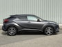 Toyota C-HR / C-HR+ 1.8 Hybrid Executive / Dealer Onderhouden / Fabrieksgarantie t/m 05-2028 / Afneembare Trekhaak / All Seasonbanden / Navigatie / Camera / JBL Audio / Stoelverwarming / Adaptive Cruise Control / Climate Control /