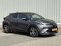 Toyota C-HR / C-HR+ 1.8 Hybrid Executive / Dealer Onderhouden / Fabrieksgarantie t/m 05-2028 / Afneembare Trekhaak / All Seasonbanden / Navigatie / Camera / JBL Audio / Stoelverwarming / Adaptive Cruise Control / Climate Control /