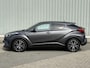 Toyota C-HR / C-HR+ 1.8 Hybrid Executive / Dealer Onderhouden / Fabrieksgarantie t/m 05-2028 / Afneembare Trekhaak / All Seasonbanden / Navigatie / Camera / JBL Audio / Stoelverwarming / Adaptive Cruise Control / Climate Control /