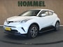 Toyota C-HR / C-HR+ 1.2 Dynamic - ORIGINEEL NEDERLANDSE AUTO - AUTOMATISCHE AIRCO - CRUISE CONTROL - KEYLESS ENTRY & START - LICHTMETALEN VELGEN - AFNEEMBARE TREKHAAK (1.300KG GEREMD) - MULTIMEDIAVOORBEREIDING