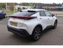 Toyota C-HR / C-HR+ 1.8 HYBRID 140 FIRST-EDITION STOEL/STUURVERW. P-SENSOREN EL-ACHTERKLEP DODEHOEK ANDROID/APPLE