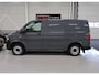 Volkswagen Transporter 2.0 TSI L1H1 Trendline Benzine Airco Trekhaak Marge-auto vrij van btw/bpm 3 persoons Stoelverwarming Elektrisch pakket Pure Grey Achterdeuren Radio Betonplex Boekjes aanwezig