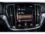 Volvo V60 2.0 T6 Recharge AWD R-Design | Trekhaak | Panoramadak | Donker Glas | Parkeersensoren Voor en Achter | Parkeercamera | LED koplampen |