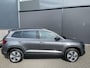 Skoda Karoq 1.5 TSI ACT Business Edition Plus Schuif/kanteldak - Achteruitrijcamera - Elektrische trekhaak stuurverwarming- Stoelverwarming - Parkeersensoren - Airco - Apple carplay - Navigatiesysteem - Achterspoiler - Stuur multifunctio Licht metalen velgen 17 inch - Bluetooth - Cruise control - Dakrails - Extra getint glas - Keyless entry/start - Led verlichting - Start/stop systeem - Elektrische ramen - Led verlichting