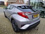 Toyota C-HR / C-HR+ 1.8 Hybrid Team D/TREKHAAK/PARK.SENS/NAVI/AUTO INPARKEREN/STUUR-EN STOELVERWARMING