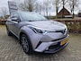Toyota C-HR / C-HR+ 1.8 Hybrid Team D/TREKHAAK/PARK.SENS/NAVI/AUTO INPARKEREN/STUUR-EN STOELVERWARMING
