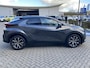 Toyota C-HR / C-HR+ 1.8 HYBRID 140 FIRST-EDITION STOEL/STUURVERW PARK-SENSOREN ELEK-ACHTERKLEP BLIND-SPOT AD-CRUISE APPLE/ANDROID DRAADLOOS-LADEN LM-VELGEN DAB+ CAMERA