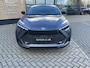 Toyota C-HR / C-HR+ 1.8 HYBRID 140 FIRST-EDITION STOEL/STUURVERW PARK-SENSOREN ELEK-ACHTERKLEP BLIND-SPOT AD-CRUISE APPLE/ANDROID DRAADLOOS-LADEN LM-VELGEN DAB+ CAMERA