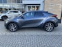 Toyota C-HR / C-HR+ 1.8 HYBRID 140 FIRST-EDITION STOEL/STUURVERW PARK-SENSOREN ELEK-ACHTERKLEP BLIND-SPOT AD-CRUISE APPLE/ANDROID DRAADLOOS-LADEN LM-VELGEN DAB+ CAMERA