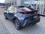 Toyota C-HR / C-HR+ 1.8 HYBRID 140 FIRST-EDITION STOEL/STUURVERW PARK-SENSOREN ELEK-ACHTERKLEP BLIND-SPOT AD-CRUISE APPLE/ANDROID DRAADLOOS-LADEN LM-VELGEN DAB+ CAMERA