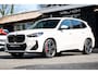 BMW iX1 EDrive 20 M Sport Live Cockpit I Mineralweiss Metallic I Head Up I Led I CarPlay I 360 Camera I M-Sportremmen rood I BTW