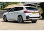 BMW iX1 EDrive 20 M Sport Live Cockpit I Mineralweiss Metallic I Head Up I Led I CarPlay I 360 Camera I M-Sportremmen rood I BTW