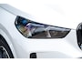 BMW iX1 EDrive 20 M Sport Live Cockpit I Mineralweiss Metallic I Head Up I Led I CarPlay I 360 Camera I M-Sportremmen rood I BTW