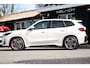 BMW iX1 EDrive 20 M Sport Live Cockpit I Mineralweiss Metallic I Head Up I Led I CarPlay I 360 Camera I M-Sportremmen rood I BTW
